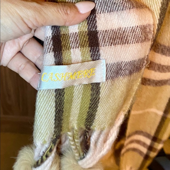 Women’s scarf with pompoms - Picture 3 of 3